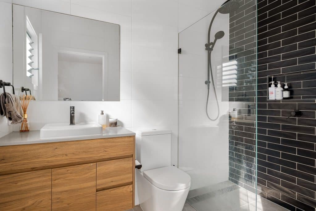 Petite salle de bain optimisée dans un appartement à Paris 14