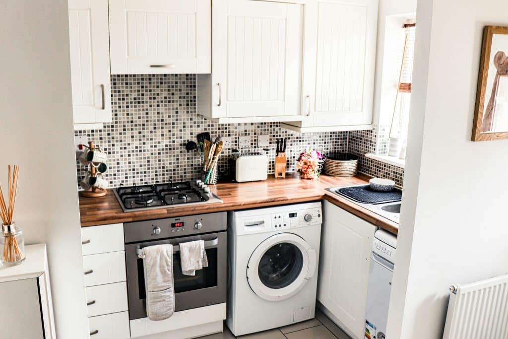 Petite cuisine optimisée Paris 13 avec rangements intégrés