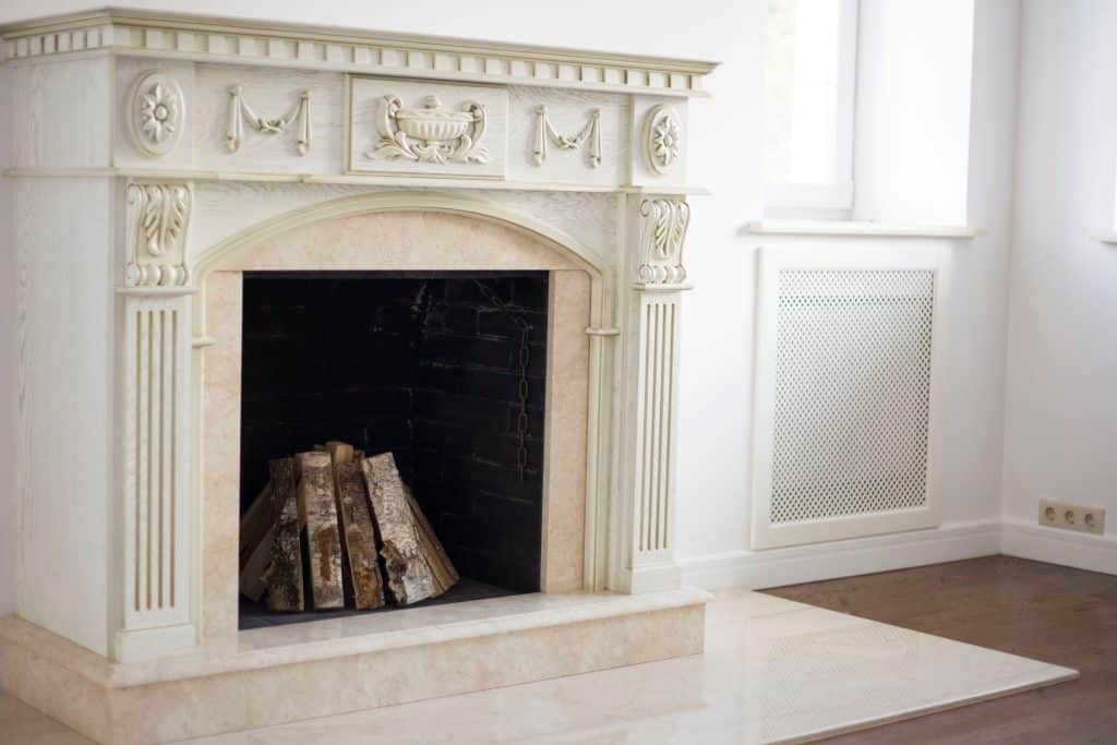 Cheminée classique dans un appartement ancien rénové à Paris 13